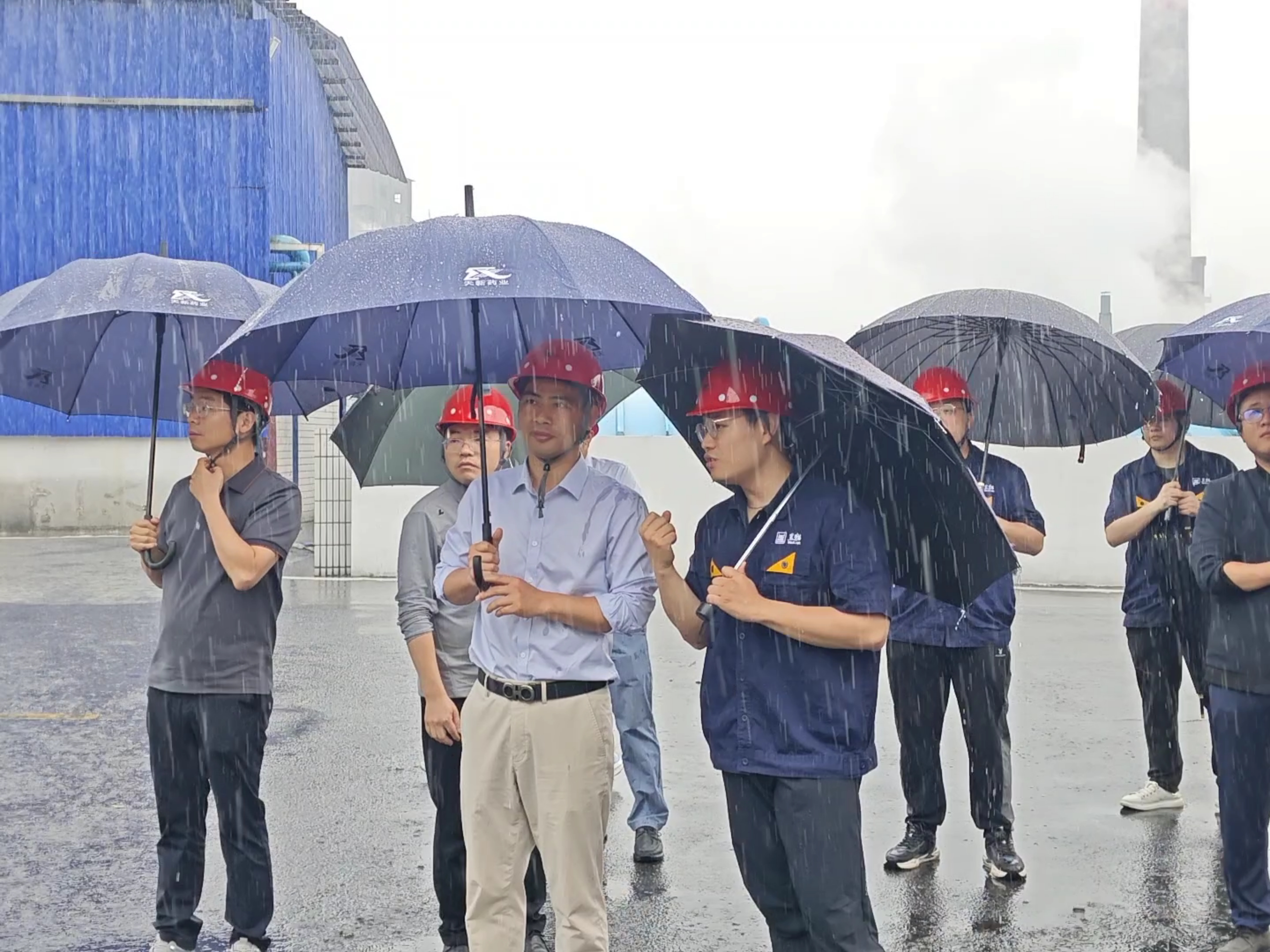 余小兵一行考察炭黑5、6號生產(chǎn)線.jpg