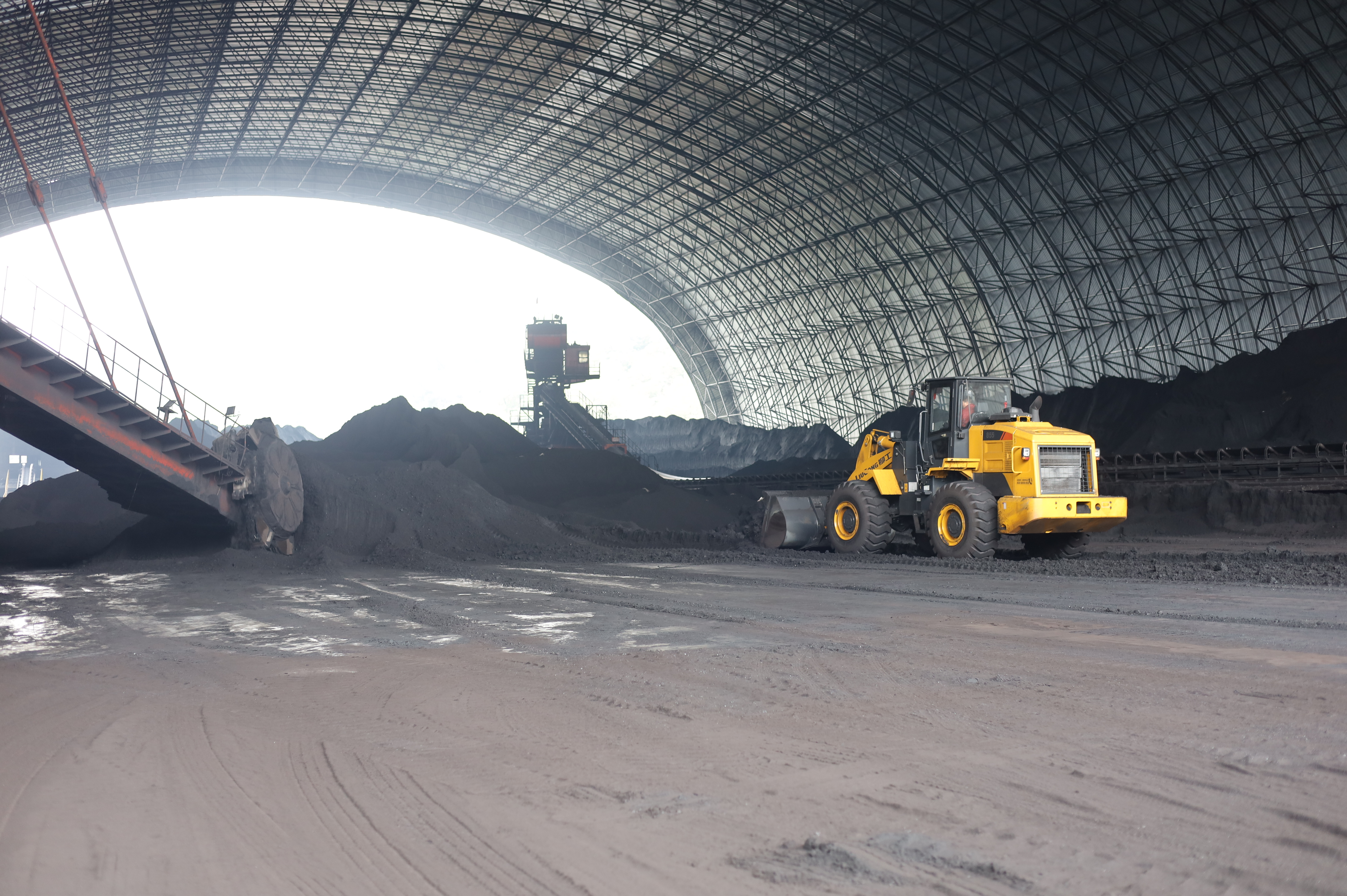 對(duì)進(jìn)廠(chǎng)煤進(jìn)行分區(qū)分類(lèi)擺放 景焦能源公司沈穎攝 (2).JPG