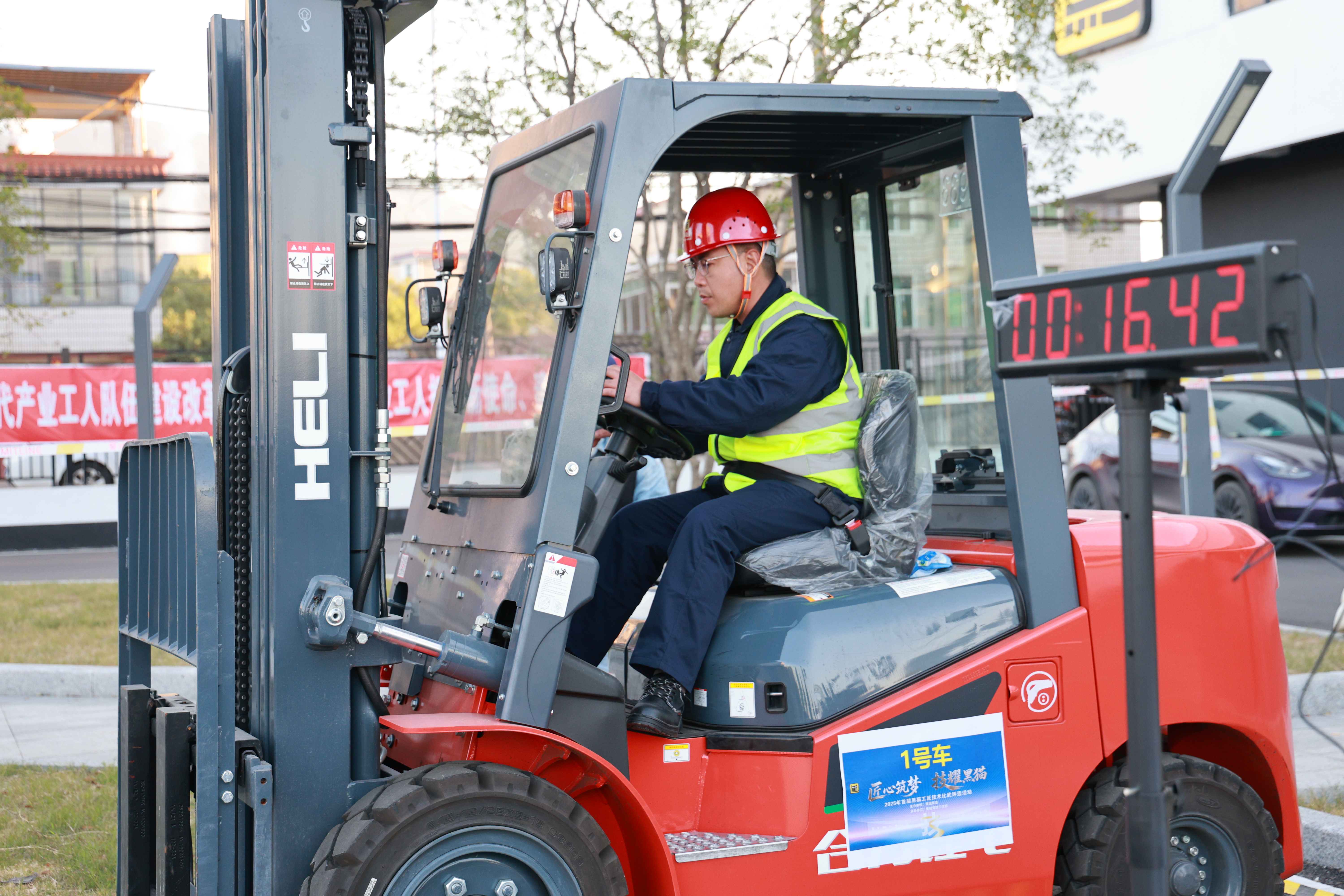 圖4 參賽選手認真比賽.jpg 圖4 參賽選手認真比賽.jpg